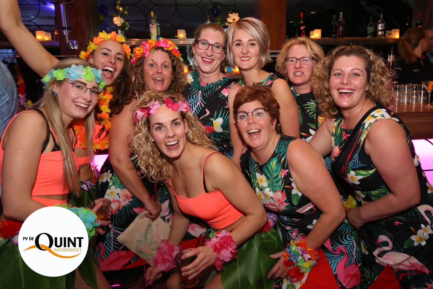 PV de Quint-leden in kleurrijke feestkleding