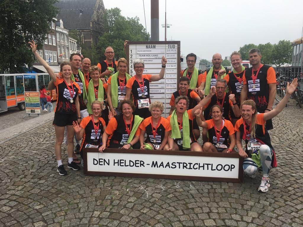 Het team van de Den Helder–Maastrichtloop met hun deelnemersbord