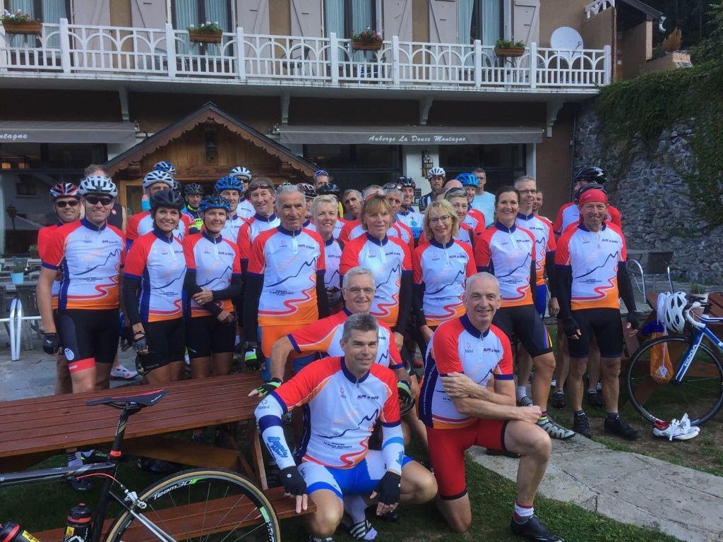 Een groep fietsers van PV de Quint poseert voor een groepsfoto